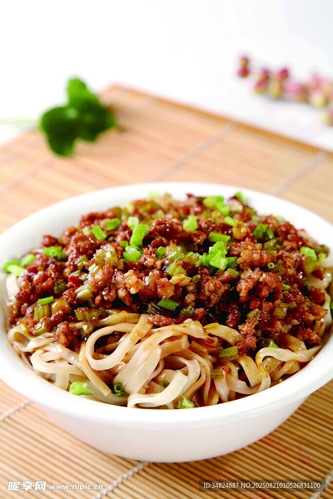 肉酱拌面美味诱人