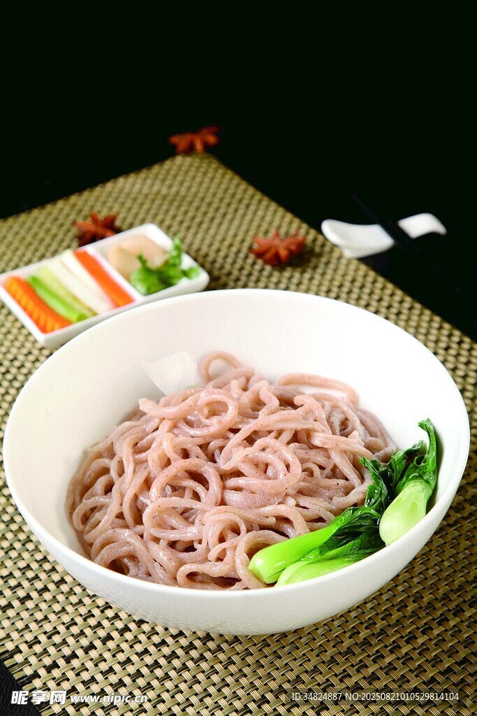 荞麦面条配青菜