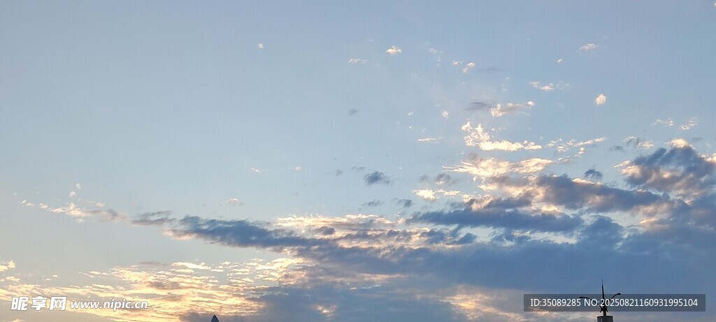 黄昏天空中的绚丽云彩