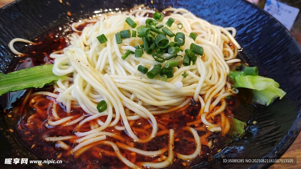 美味葱花拌面