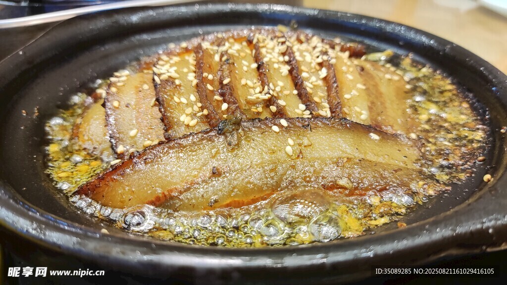 砂锅中的美味煎烤五花肉