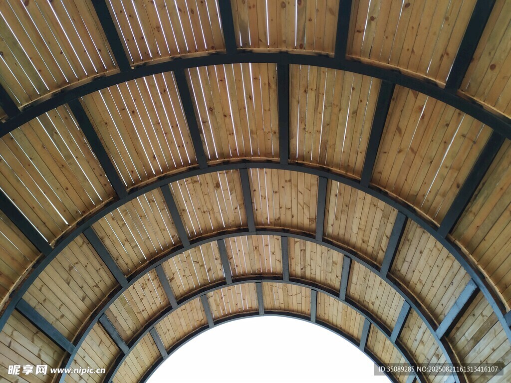 木质拱形屋顶建筑景观