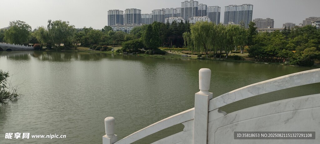 湖畔桥景 自然风光美如画