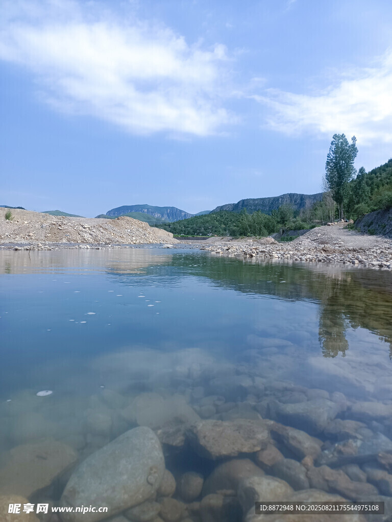 清澈湖水与岸边山石风景