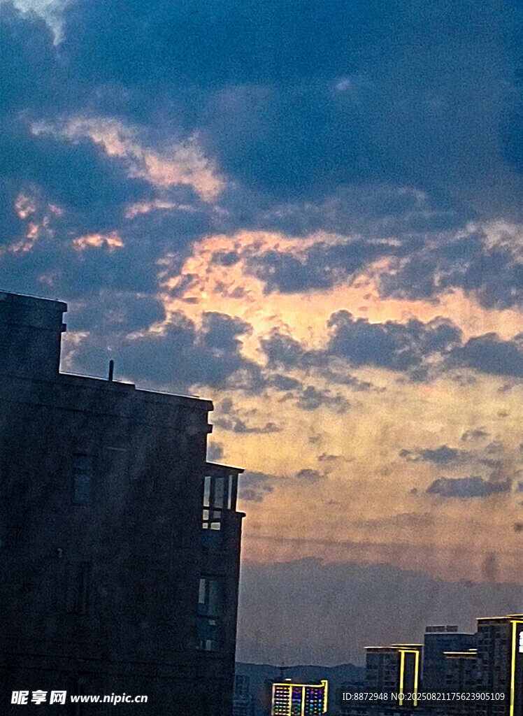 城市黄昏天空与建筑景观