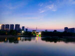 城市湖畔美丽黄昏景色