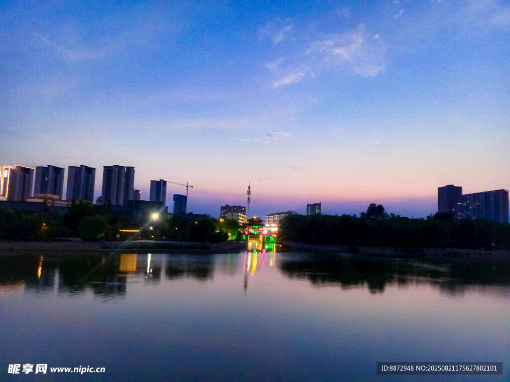 城市湖畔美丽黄昏景色
