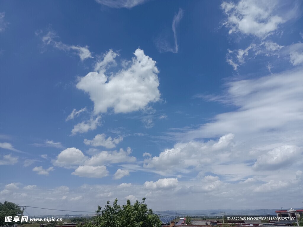 蓝天白云下的城市远景