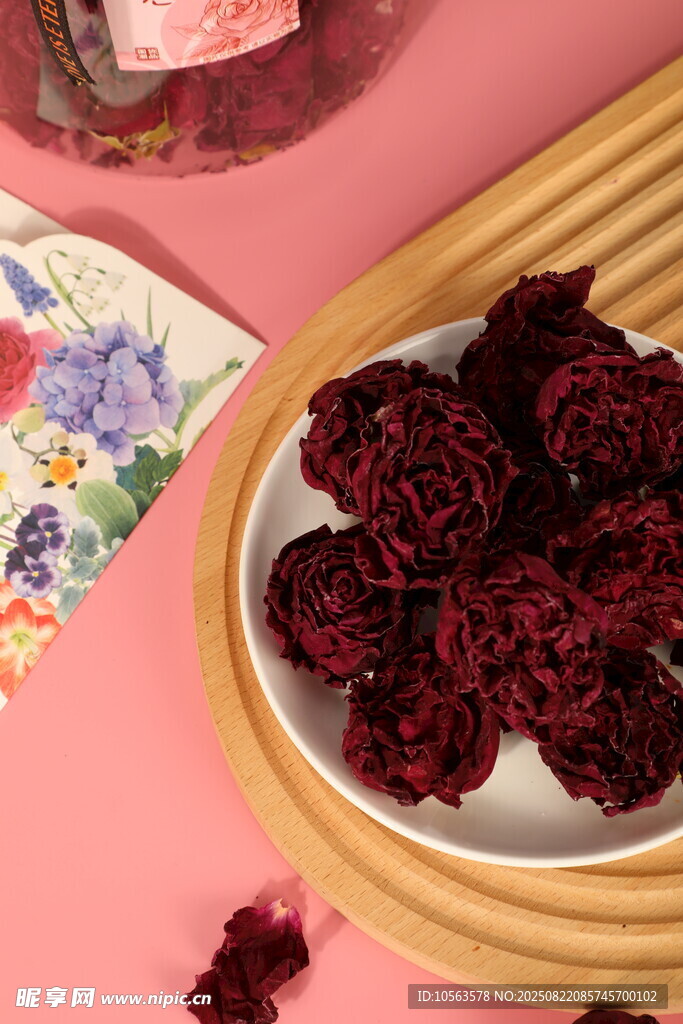 盘中美艳玫瑰花冠