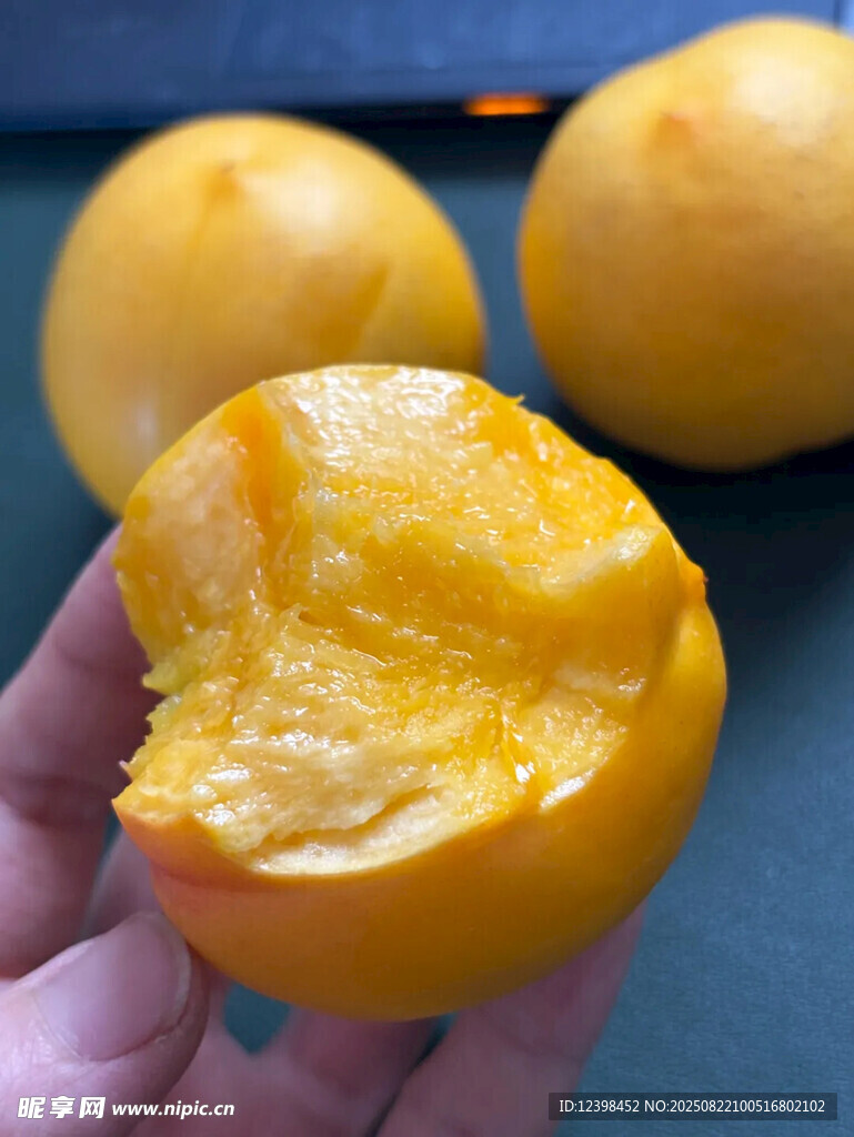 手捧多汁黄桃果肉