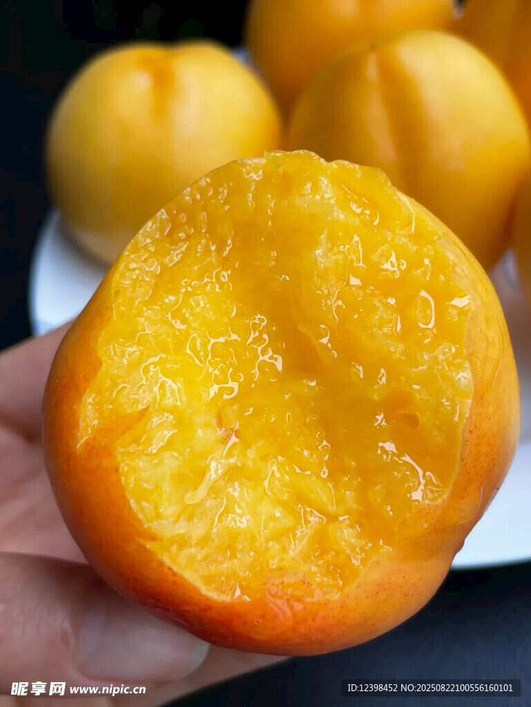 手捧多汁黄桃果肉饱满