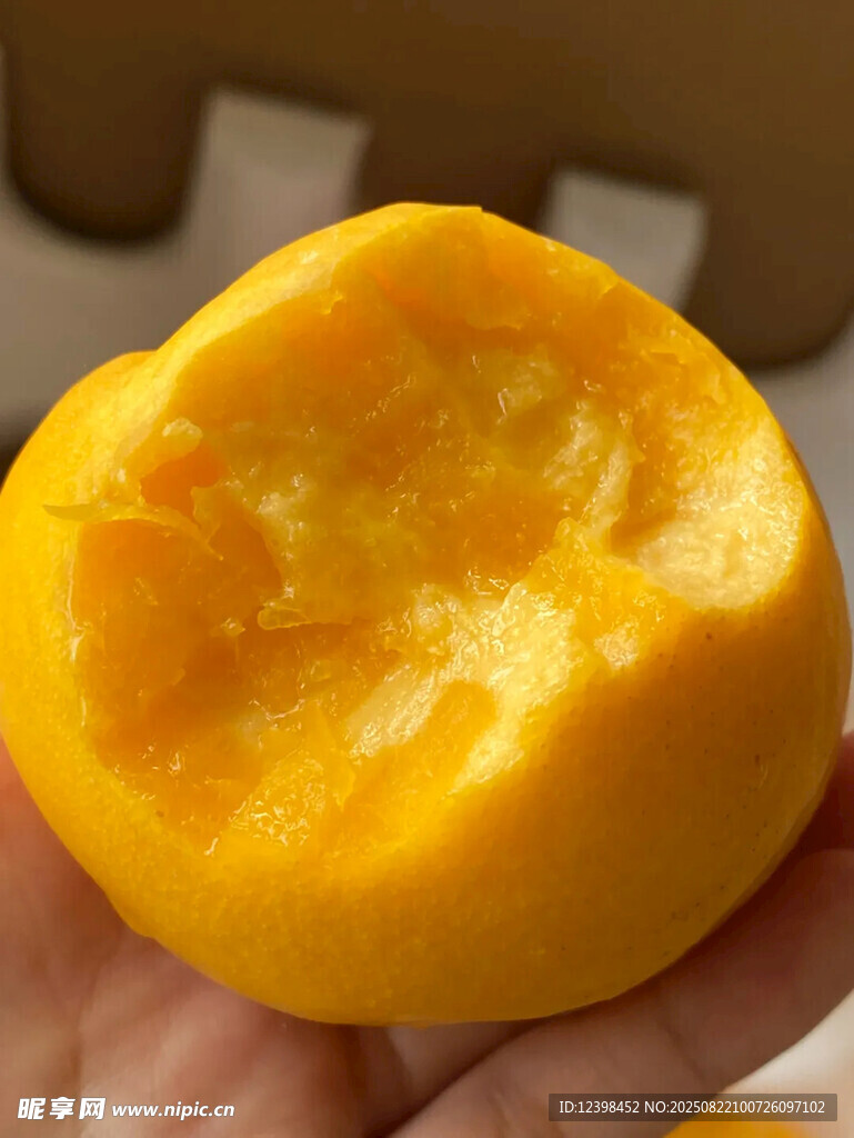 手捧黄桃特写