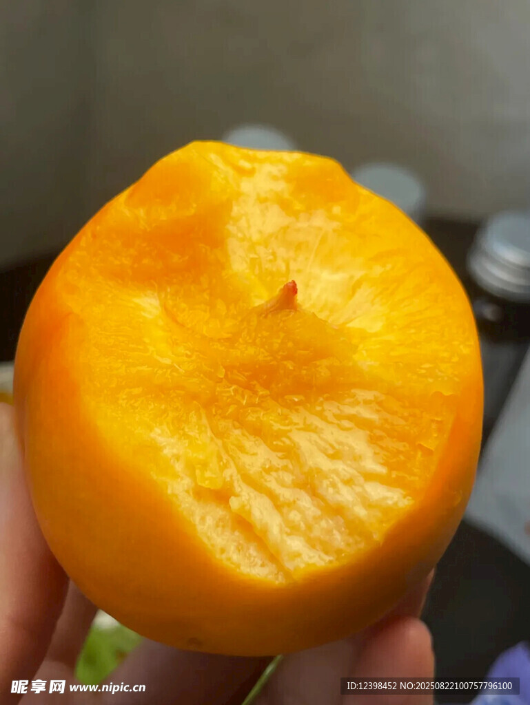 手捧黄澄澄的新鲜大桃子