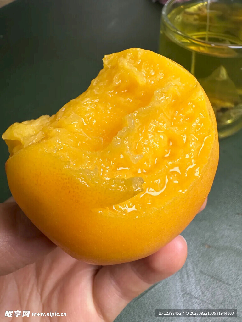 咬过的黄桃果肉饱满多汁