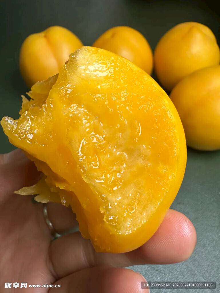 手捧多汁黄桃果肉