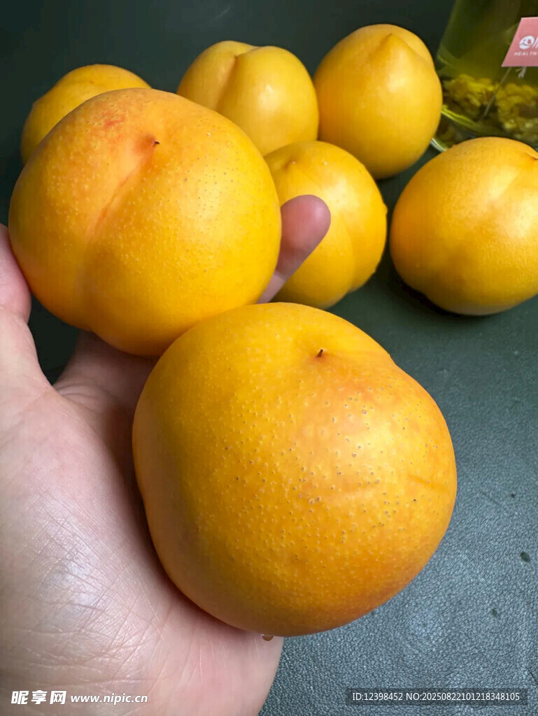 手捧金黄饱满新鲜黄桃