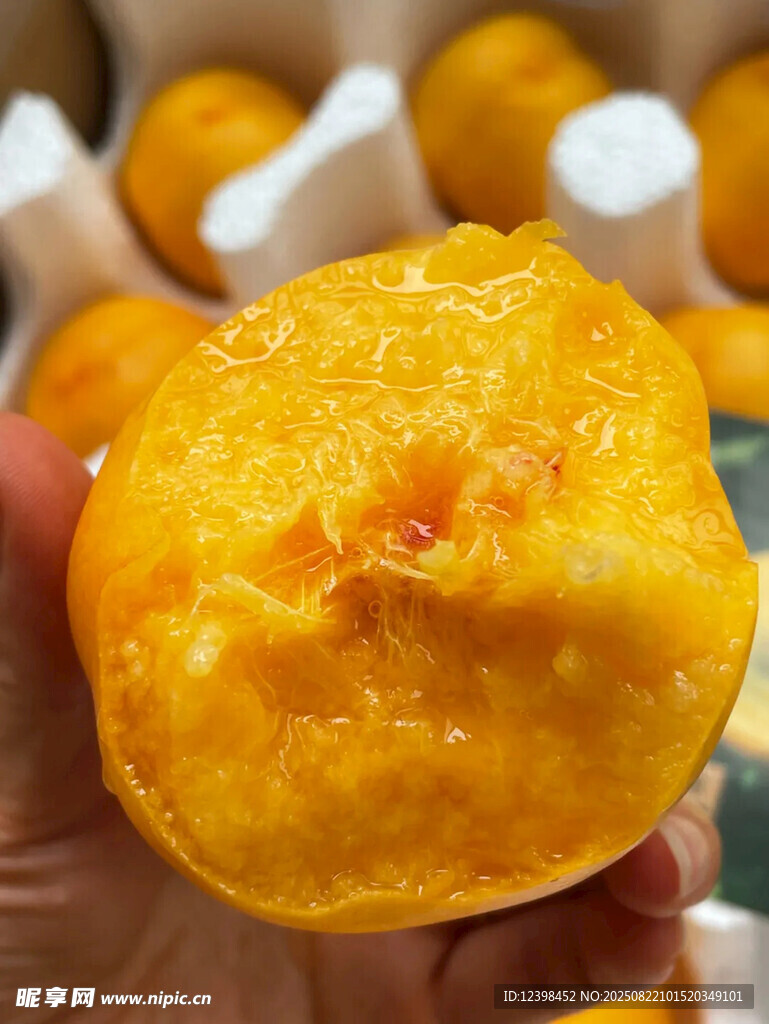 手捧多汁黄桃特写