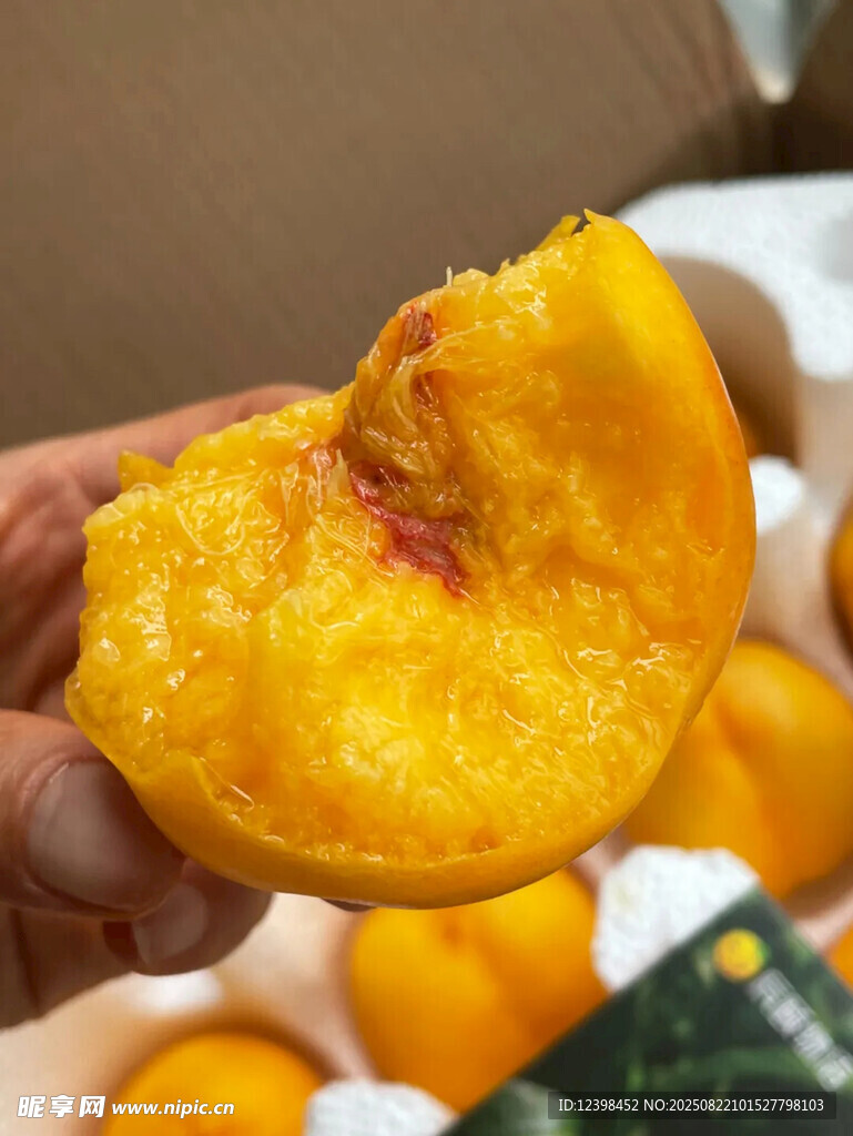 手捧多汁黄桃果肉饱满