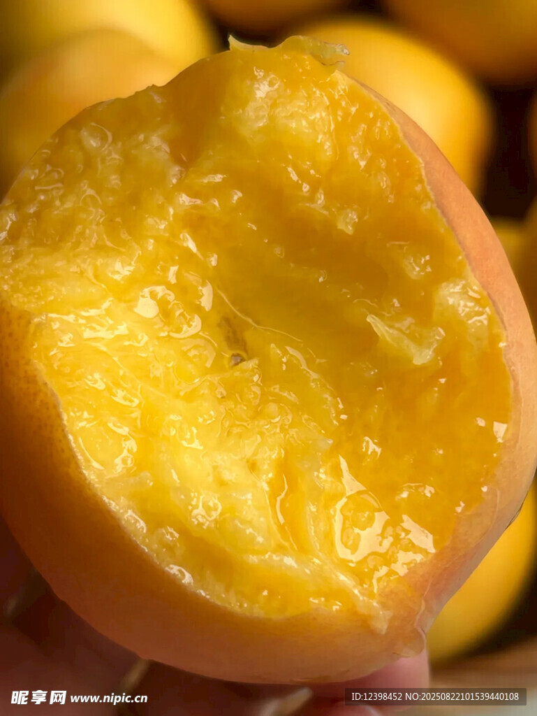 咬过的香甜多汁黄桃