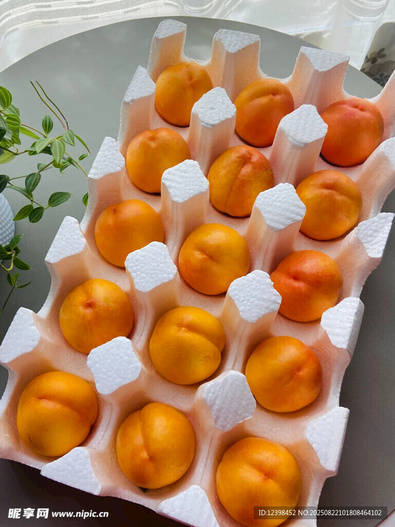 精致盒装桃形点心