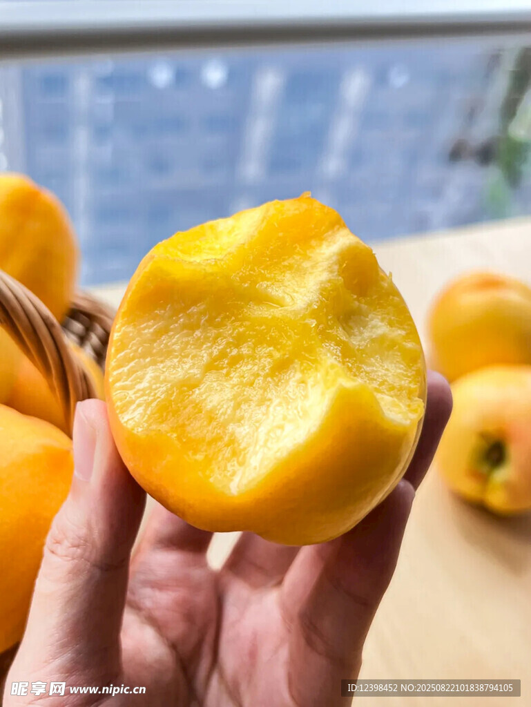 手捧黄桃