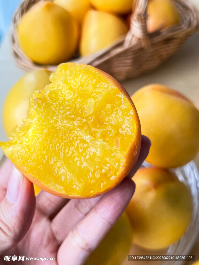 手捧多汁黄桃