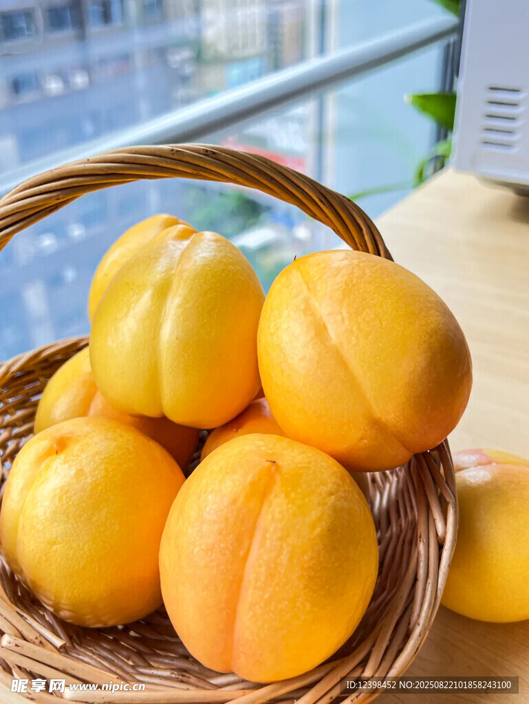 竹篮中的新鲜黄桃