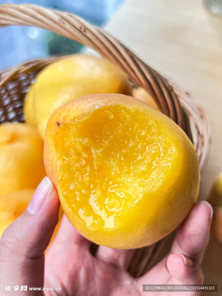 手捧黄桃鲜果