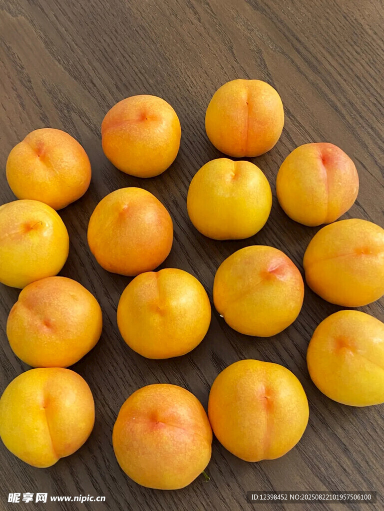 新鲜黄桃摆放在木桌上