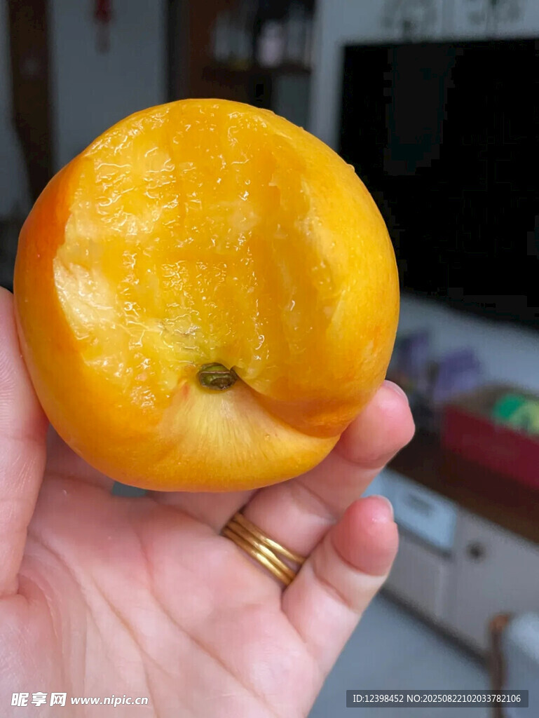 手中黄桃特写