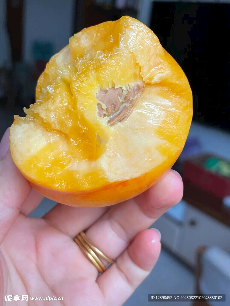 手捧掰开的黄澄澄鲜桃