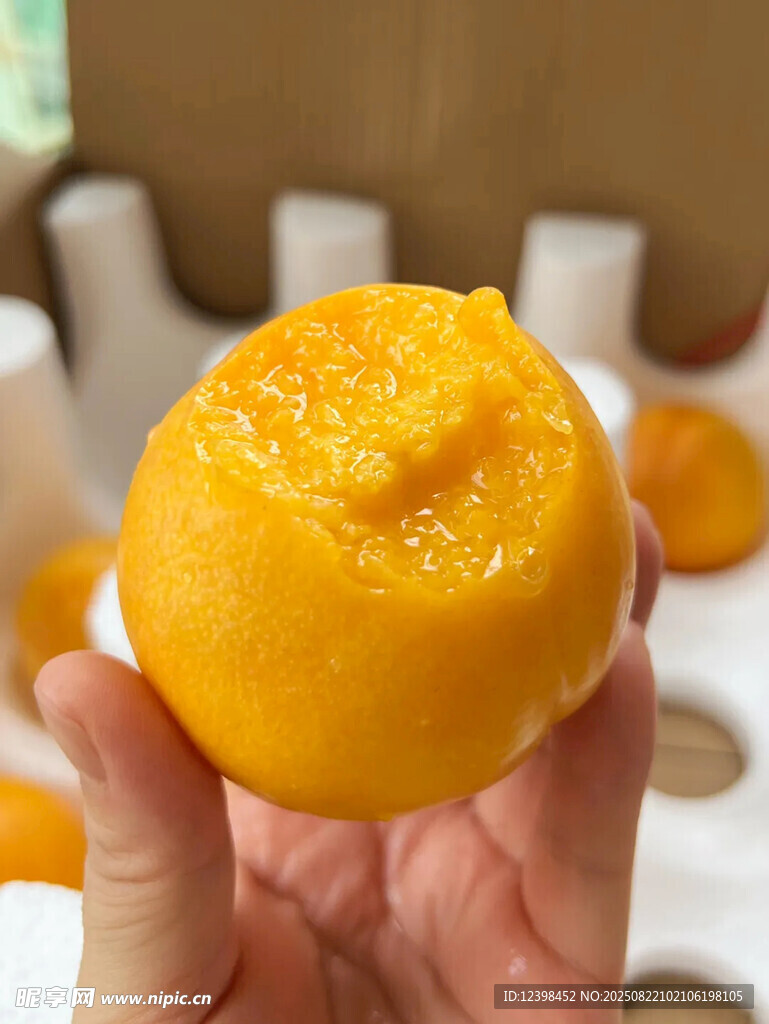 手捧美味多汁的黄桃