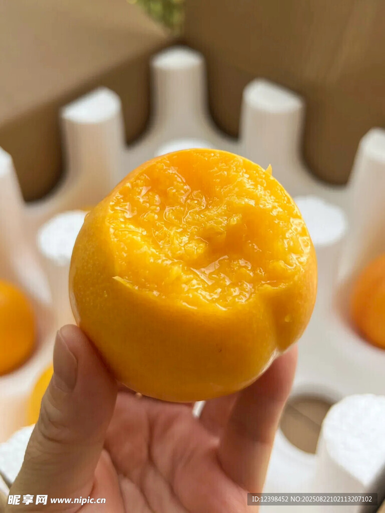 手捧多汁黄桃果肉饱满