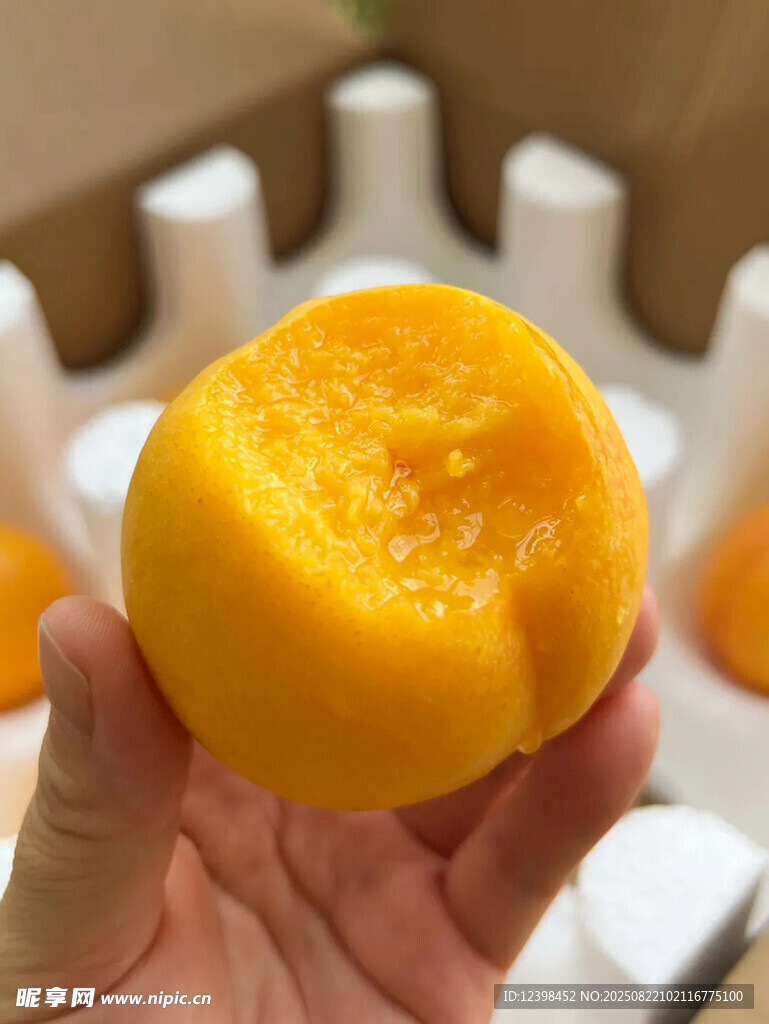 手捧多汁黄桃果肉饱满