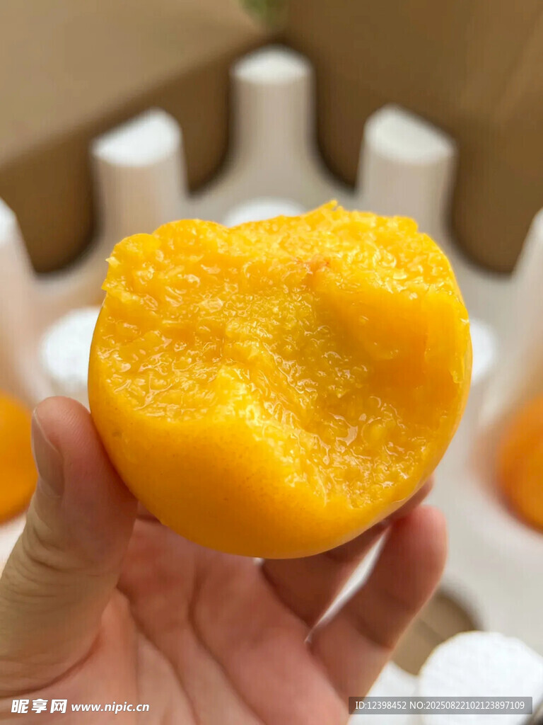 手捧多汁黄桃果肉饱满