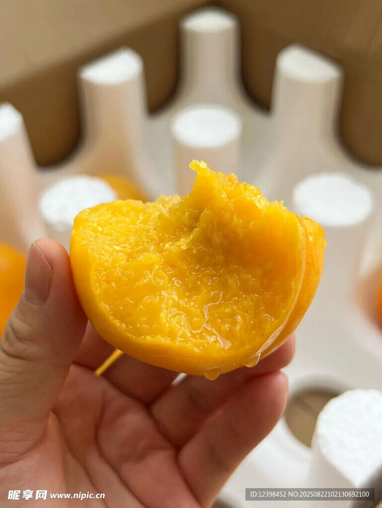 手捧美味黄桃果肉