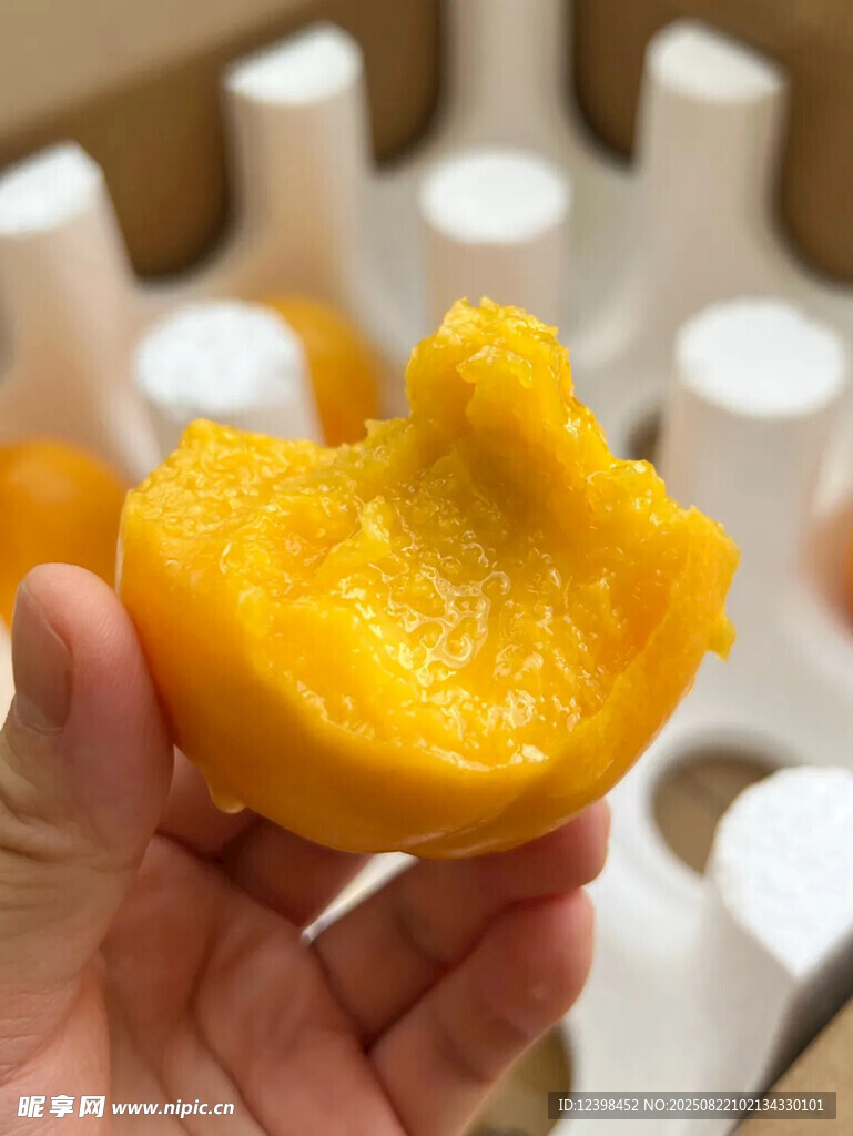 手捧美味黄桃果肉