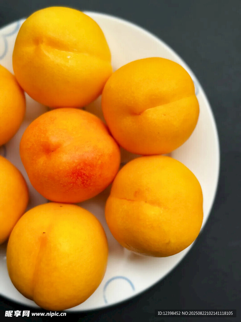 盘中黄桃