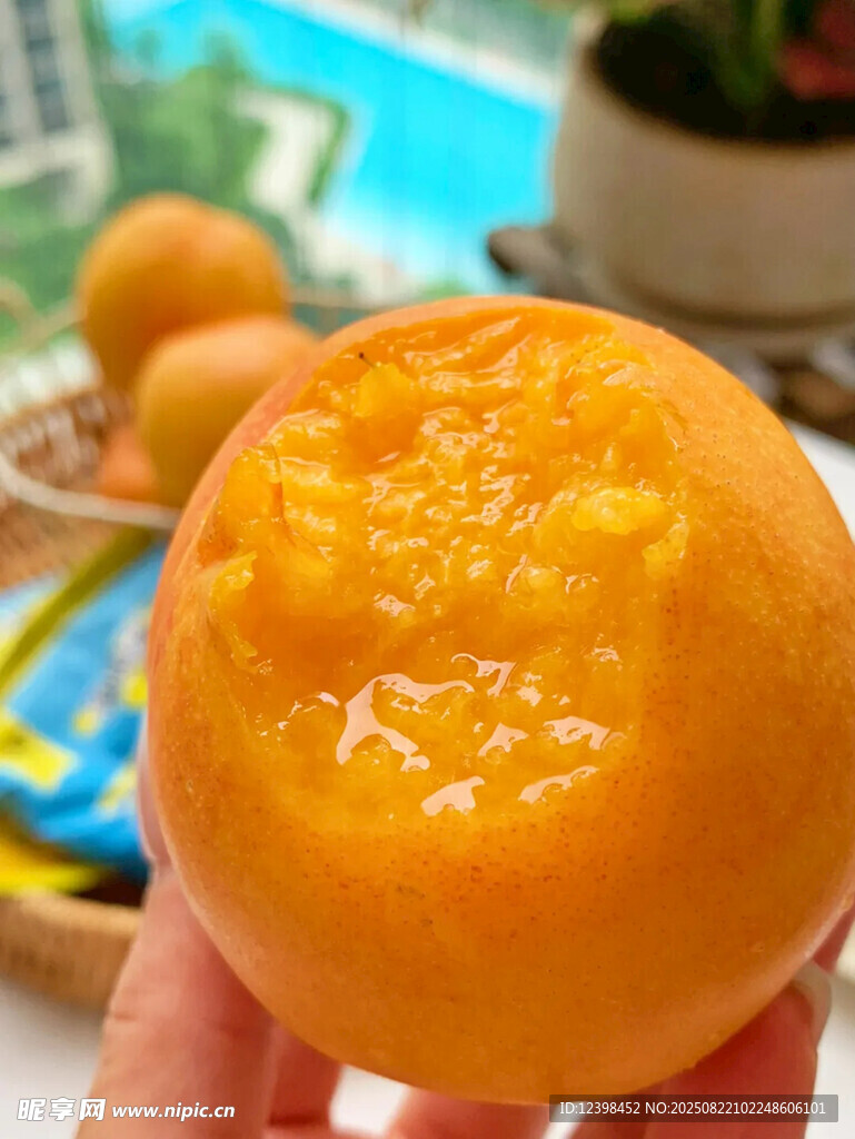 手捧多汁黄桃果肉饱满