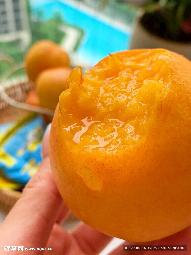手捧多汁黄桃果肉饱满