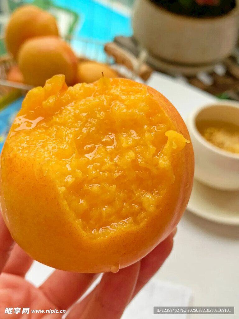 手捧香甜多汁的黄桃果肉