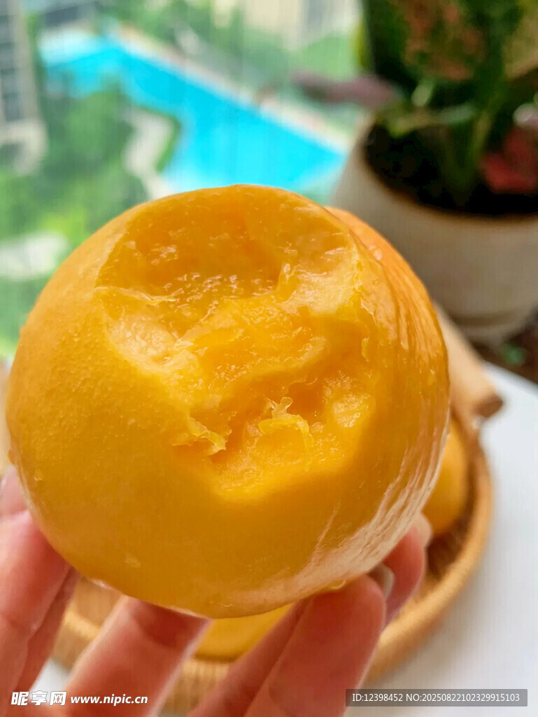 剥开的美味黄桃果肉