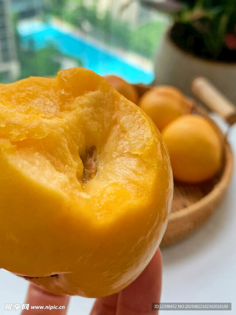 手捧多汁黄桃特写