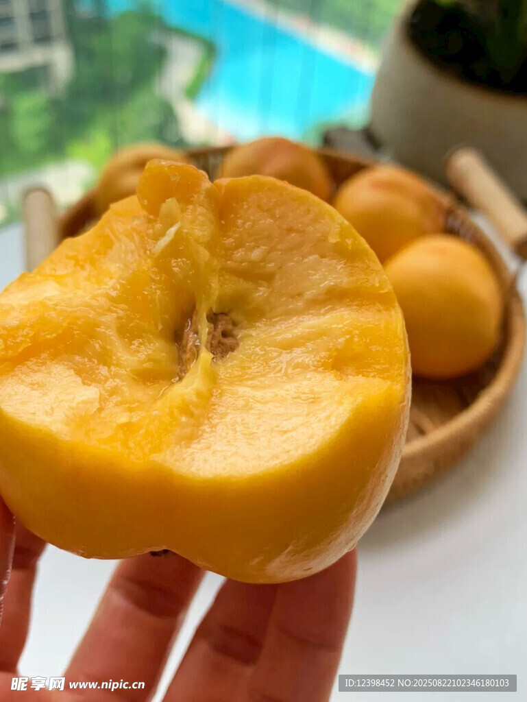 手捧多汁黄桃果肉饱满