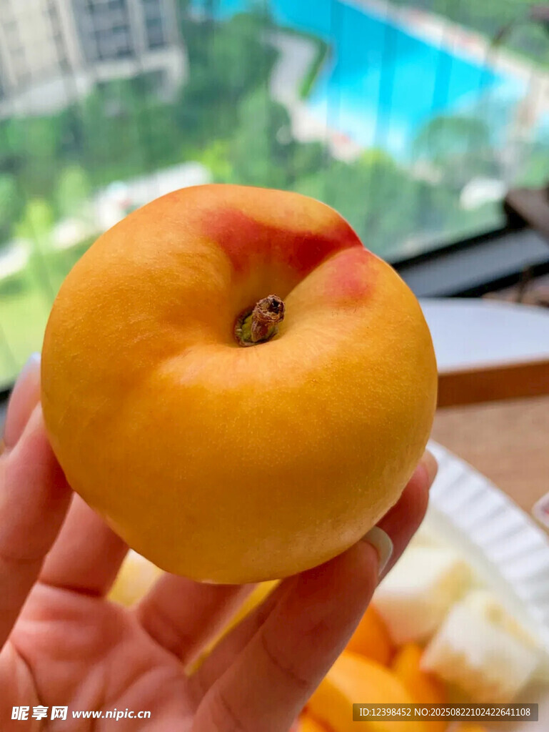 手捧金黄诱人鲜桃