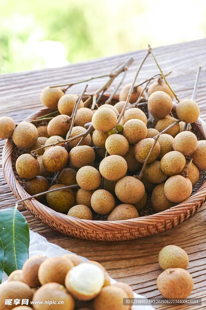 竹篮中饱满的新鲜龙眼