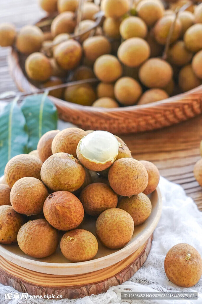 新鲜饱满的龙眼果实