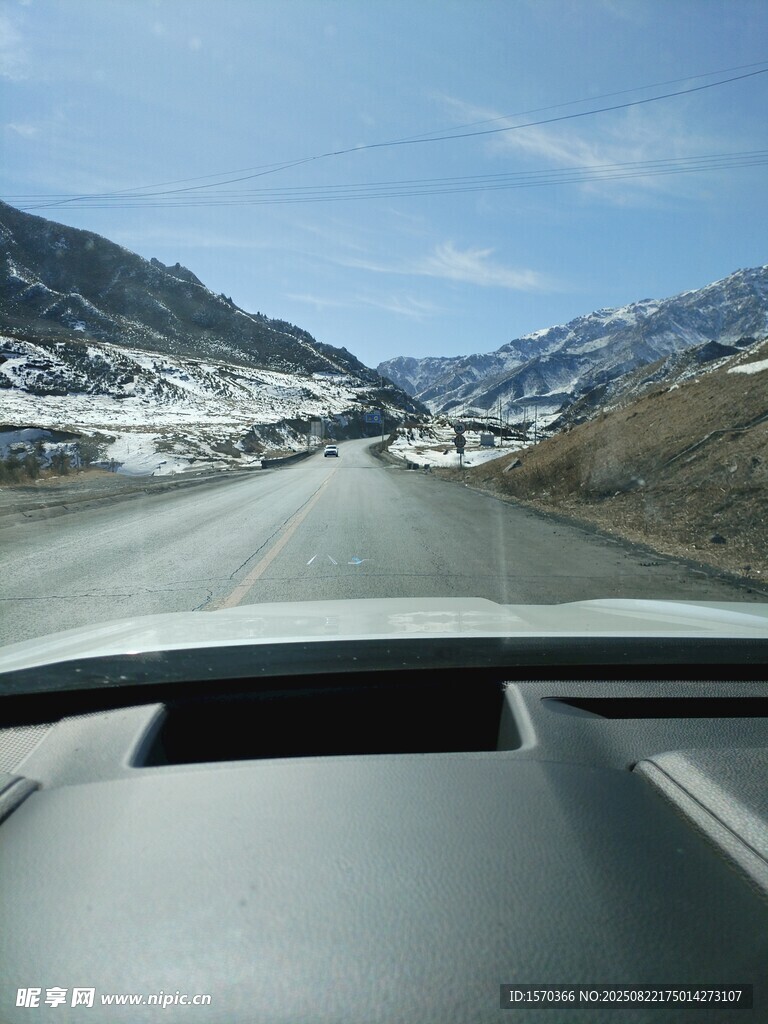 公路雪景车内视角