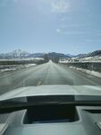 冬日驾车视野中的雪景公路