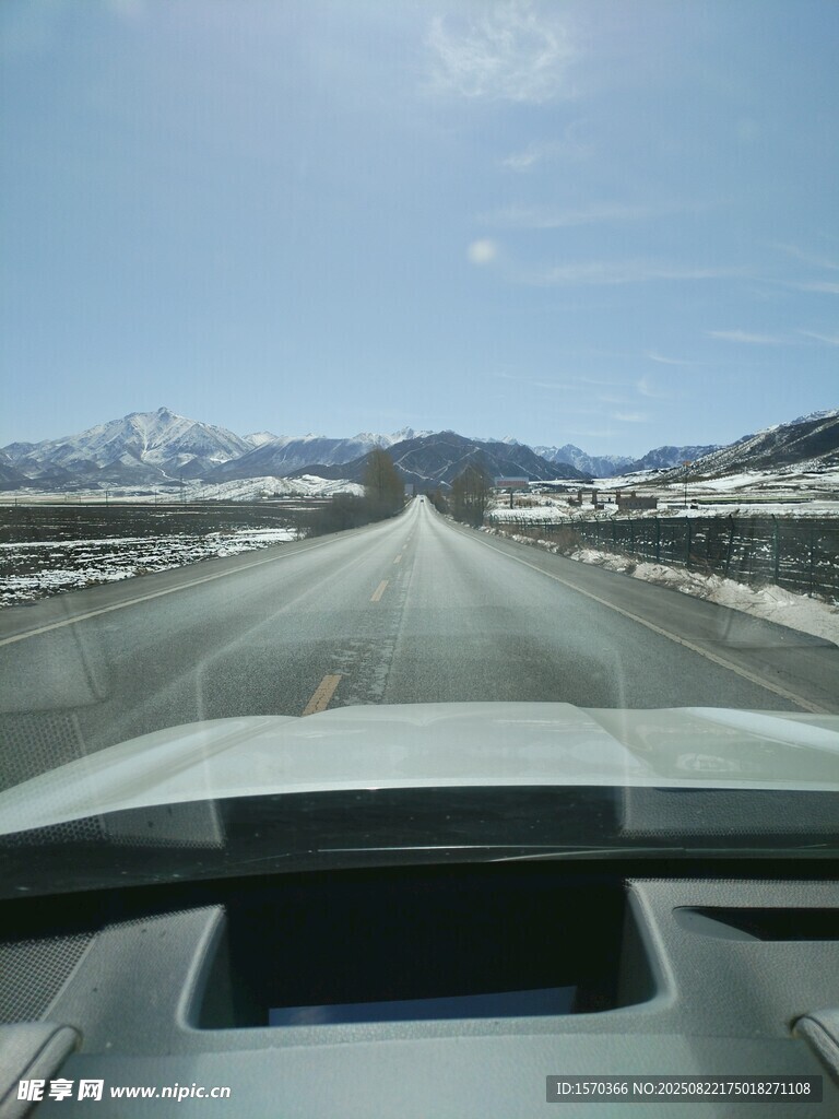 冬日驾车视野中的雪景公路